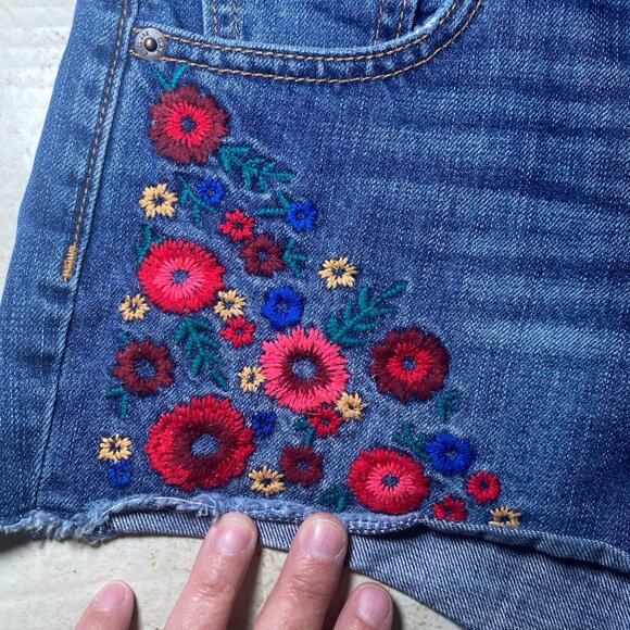 Gap Womens Embroidered Denim Shorts Size 2 With Floral Design & Frayed Hem - Picture 4 of 8